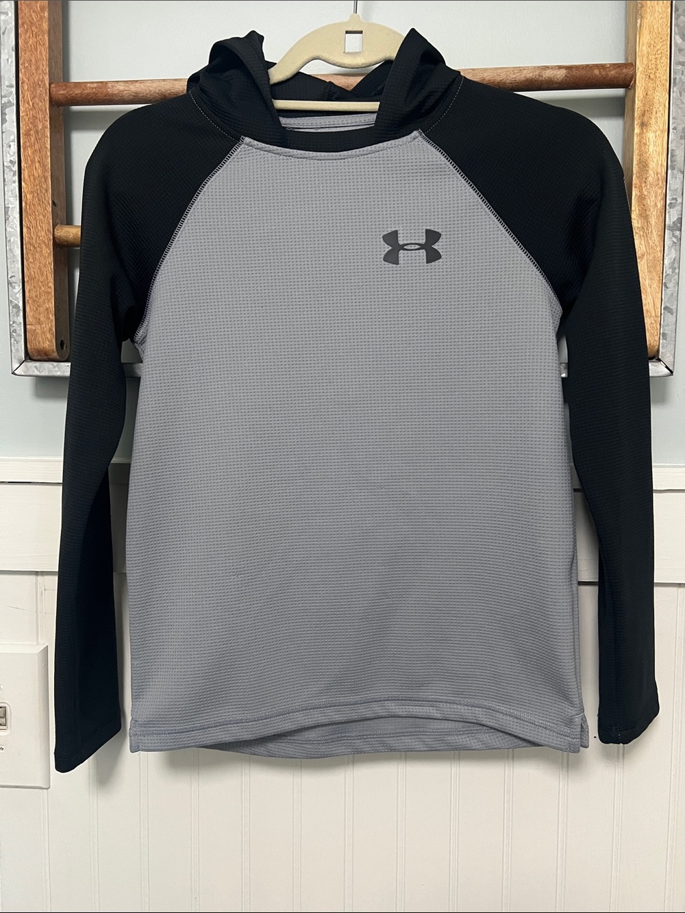 Under Armour boys hooded long sleeve shirt grey black medium